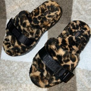 UGG SLIPPER SLIDES